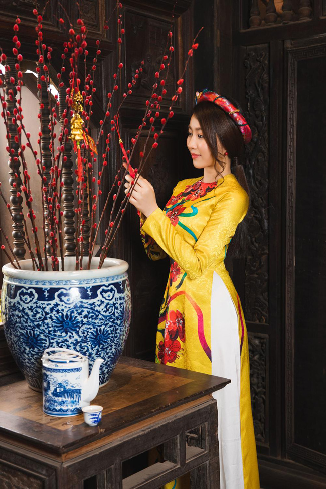 Người yêu Sơn Tùng khoe vẻ đẹp ngọc nữ trong tà áo dài đón Tết